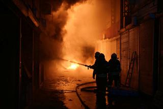Charków: Gigantyczny pożar bazaru. Strażacy walczą z ogniem drugi dzień [ZDJĘCIA]