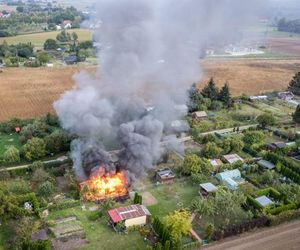 Dramat w domku letniskowym. Zanim przyjechali strażacy, gasili ogień własnymi mundurami