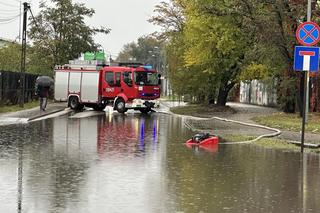 Pogodowy armagedon w Warszawie. Ulice jak rzeki, auta grzęzną w błocie