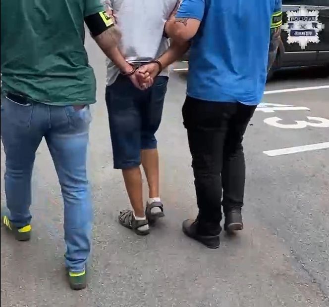 Chciał przekupić policjantów za 20 tys. zł. W garażu trzymał towar warty fortunę. Grozi mu 10 lat