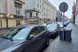 „Śmieciarka prowadzi rano korowód aut na wąskiej ulicy w centrum. Tak jest kilka razy w tygodniu!”