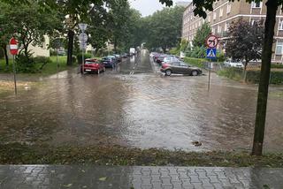 Burze i ulewy na Śląsku. Woda zalała piwnice i podmywała lokalne drogi. Strażacy mieli ręce pełne roboty