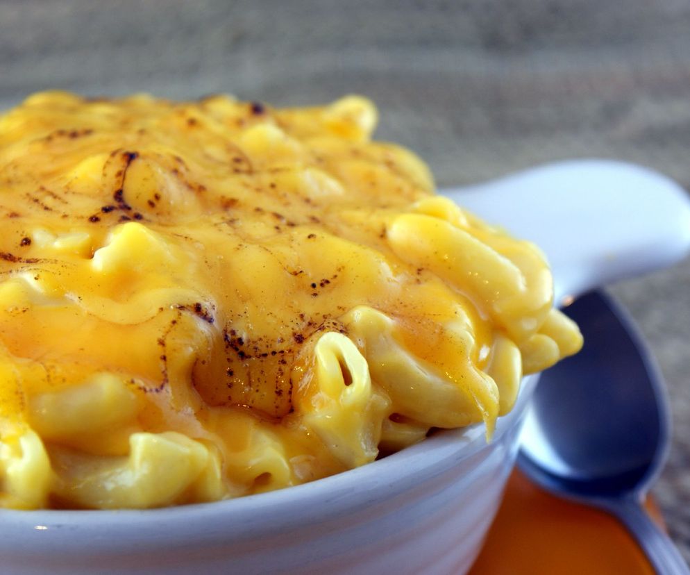 Makaron serowy: przepis na mac and cheese, czyli amerykański klasyk