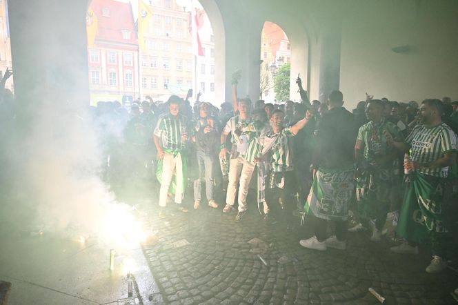 Kibice opanowali Wrocław. Tak wygląda stolica Dolnego Śląska w dniu finału Ligi Konferencji