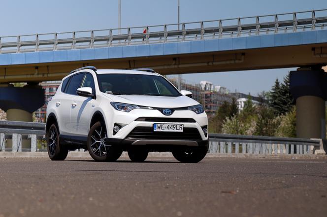 TEST Toyota RAV4 2.5 Hybrid E-CVT 4x4: superuniwersalna? 