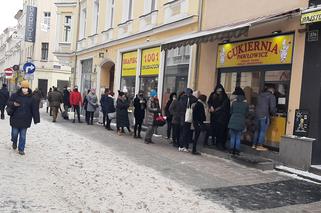 Kolejki przed cukierniami w Poznaniu