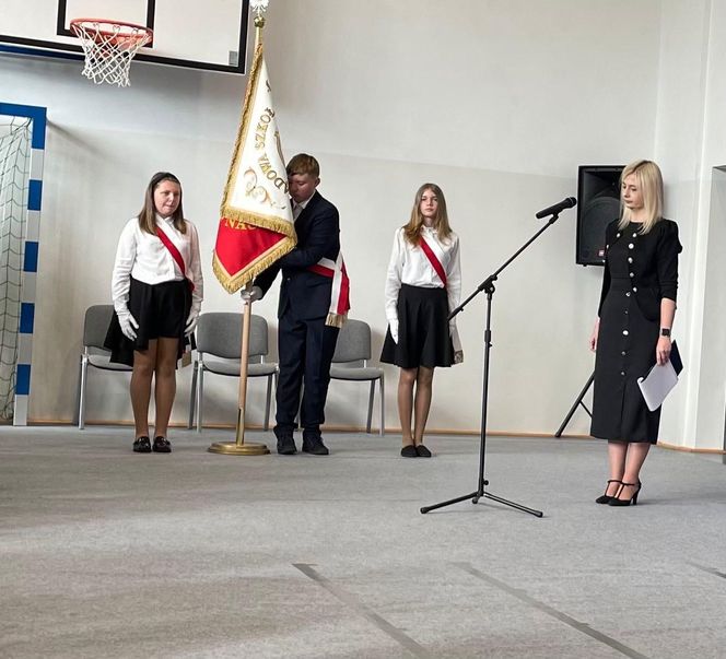 Pierwsza Dama uczciła z uczniami 100 lat od nadania imienia Stefana Batorego Szkole Podstawowej w Liwie