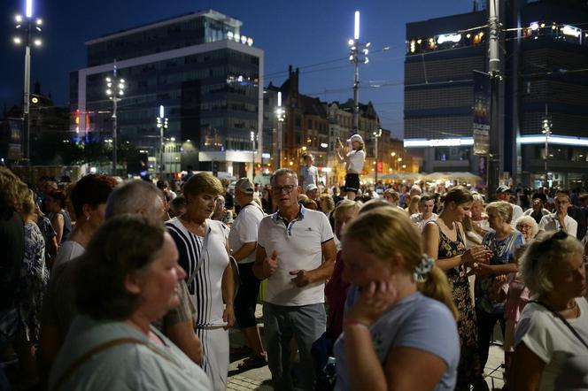 Potańcówka przed Teatrem Śląskim w Katowicach