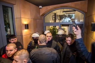 Związkowcy chcieli zamurować biuro Morawieckiego. Doszło do przepychanek z policją