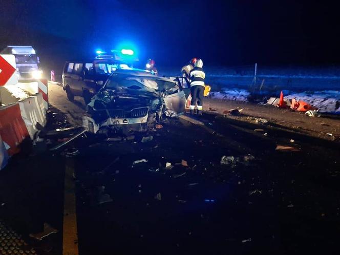Grajewo. Pędzący kierowca skody rozbił się na ciężarówce z drewnem [ZDJĘCIA]