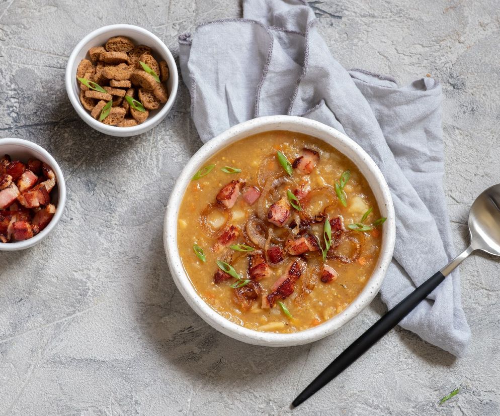 Grochówka z boczkiem: rozgrzewająca zupa na jesień i zimę
