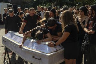 Rakiety Putina zabiły 2-latkę w ramionach mamy! Zdjęcia z pogrzebu ściskają za serce