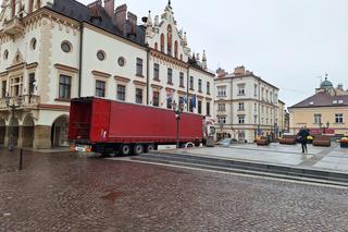 Na rzeszowskim Rynku rozpoczął się montaż świątecznej choinki 
