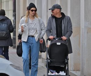 Krzysztof Ibisz z rodziną na spacerze