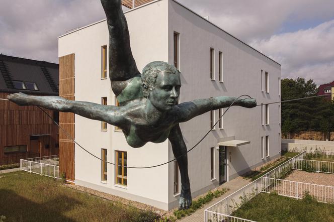Nowa rzeźba we Wrocławiu zawisła między dwoma budynkami 