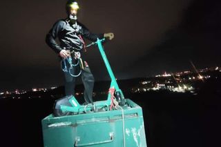 Tak parkują w Krakowie. Hulajnoga elektryczna na szczycie kładki nad Wisłą