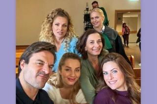 Przyjaciółki, na planie 21 sezonu: Inga (Małgorzata Socha), Patrycja (Joanna Liszowska), Borys (Piotr Stramowski) 