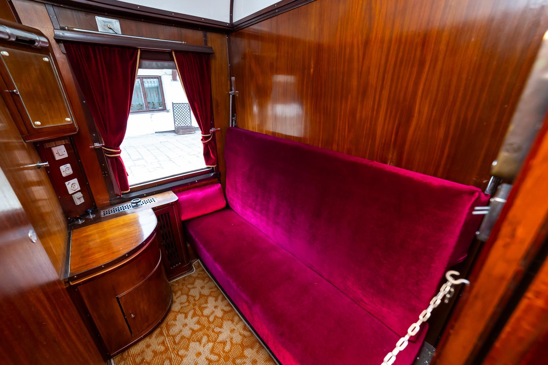 Wagon salonowy - zdjęcia. Zobacz wnętrze wagonu, którym podróżowali najważniejsi politycy z PRL-u