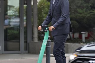  Petru śmiga na hulajnodze 