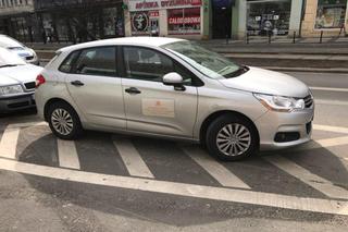 Auto GDDKiA zaparkowane w niedozwolonym miejscu