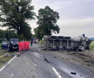 Audi zmiażdżone, ciężarówka na boku. 48-letnia kobieta zginęła w tragicznym wypadku 