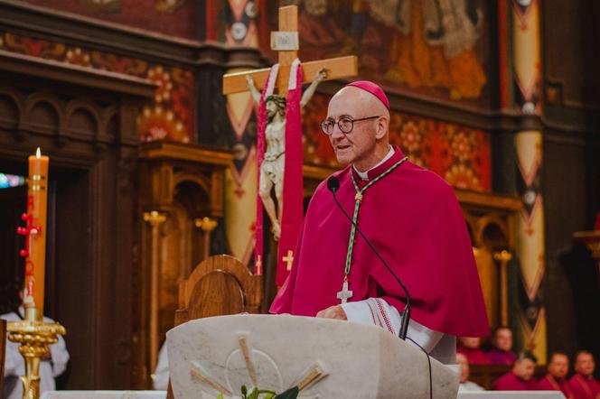 Kanoniczne objęcie diecezji sosnowieckiej przez bp. Artura Ważnego. "Dał się poznać jako odważny"