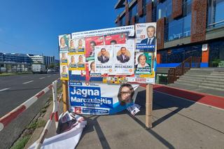 Plakaty wyborcze w Krakowie. Tak politycy zachęcają, aby oddać na nich głos [ZDJĘCIA]