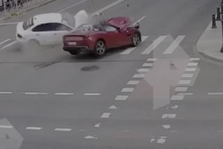 Ferrari zmiotło Volkswagena z drogi. Śmiertelny wypadek na skrzyżowaniu w środku miasta - WIDEO