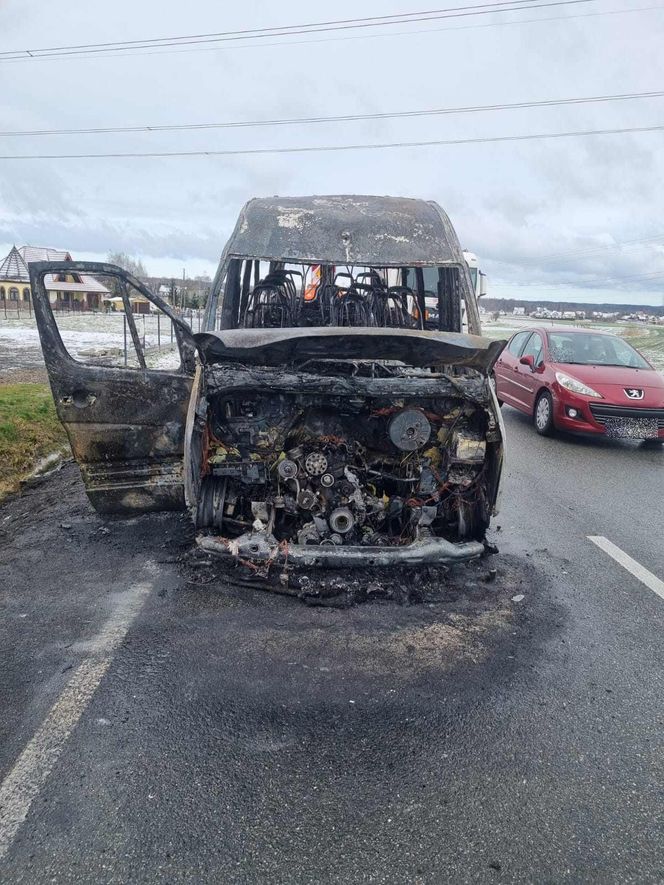 Bus spłonął na drodze pod Tarnowem. Jechało nim ponad 20 osób