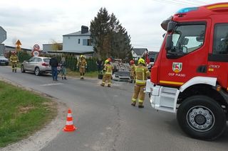 Dwie osoby w szpitalu po zderzeniu dwóch aut. Jedno dachowało