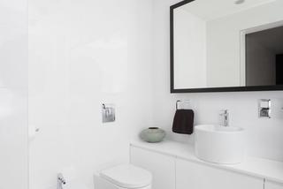 Biała łazienka z elementem drewna