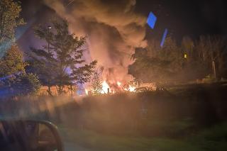 Nocny pożar w Bobrownikach Śląskich. Mieszkańców obudziły wybuchy