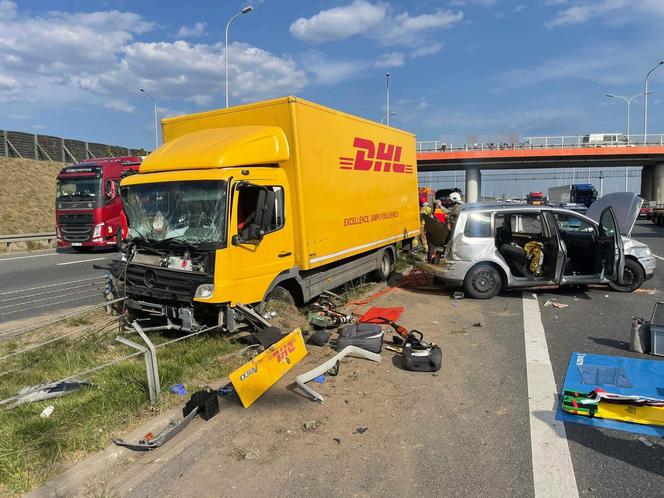 Horror na S2. Ciężarówka zmiażdżyła auto, dwie osoby zakleszczone w środku