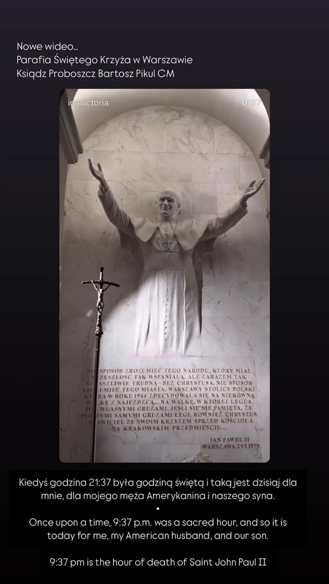 Ida Nowakowska relacjonuje wizytę w kościele. Smutna, poważna mina