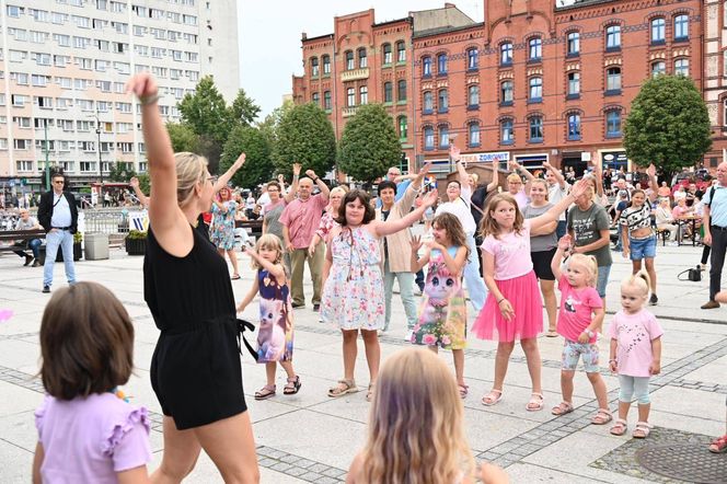 Ruda Śląska tańczy jak dawniej. Międzypokoleniowa potańcówka na rynku porwała tłumy