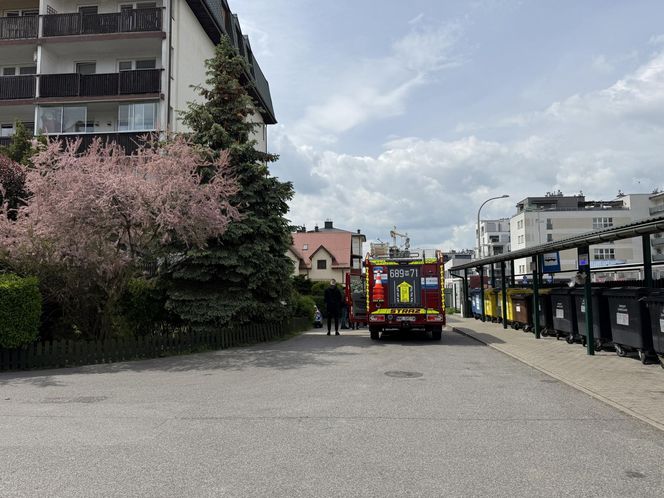 Tragedia w Ząbkach. Ciało kobiety leżało na chodniku. Na miejscu policja