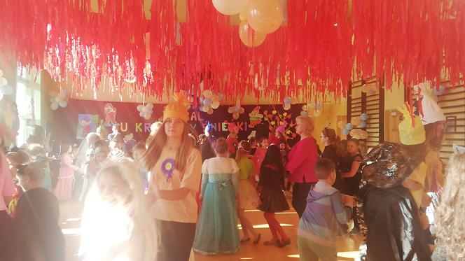 Królewna  Śniezka i Krasnoludki zaprosili na bal w PSP 29!