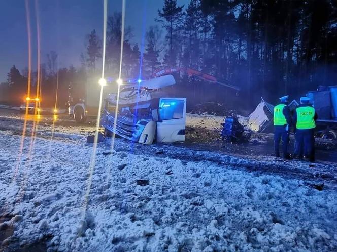 Tragiczny wypadek na S1 w Dąbrowie Górniczej. Po czołowym zderzeniu dwóch ciężarówek zmarł jeden z kierowców [ZDJĘCIA]