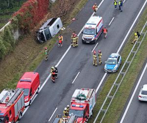 Wypadek busa na S7 pod Grójcem. 11 osób rannych, w akcji śmigłowiec LPR