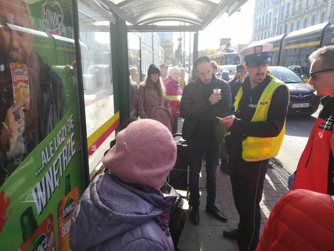 Nagłe zatrzymanie tramwajów przy Piotrkowskiej. Interweniowali ratownicy medyczni