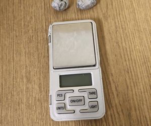 Przechodził przez jezdnię poza przejściem… policjanci znaleźli przy nim narkotyki 