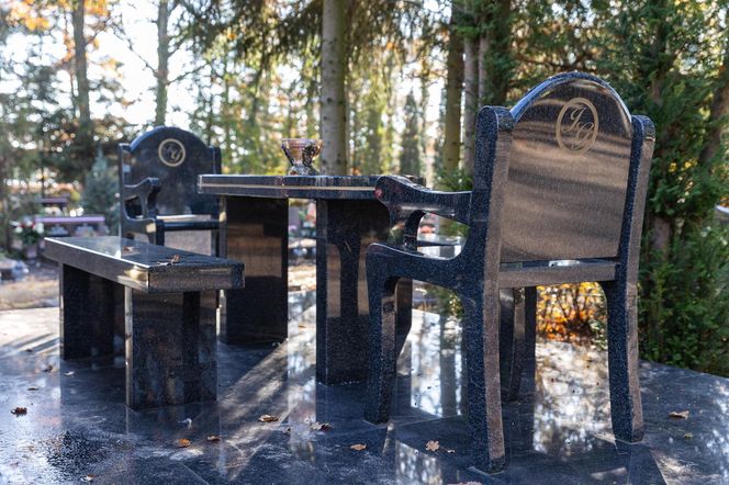 Tego grobu nikt się nie spodziewał! Zadaszenie, stół i krzesła na cmentarzu w Poznaniu