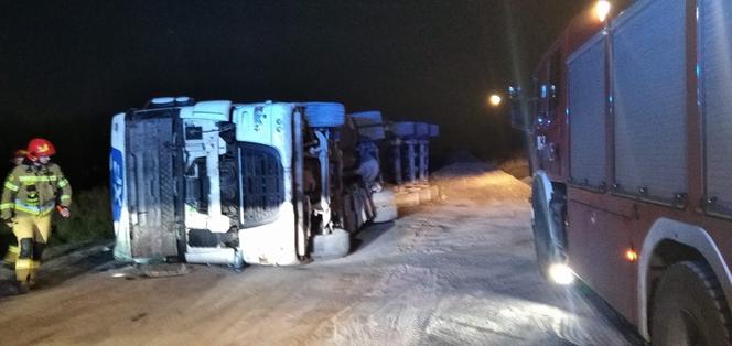 Ciężarówka przewróciła się w Zabrzu podczas rozładunku. Kierowca trafił do szpitala