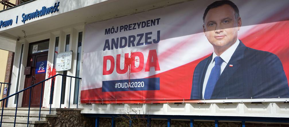 Nieznany sprawca ochlapał czerwoną farbą biuro PiS w Szczecinie