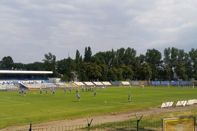 Nowa trybuna na stadionie - Hutnik Kraków przygotuje się do startu w II lidze