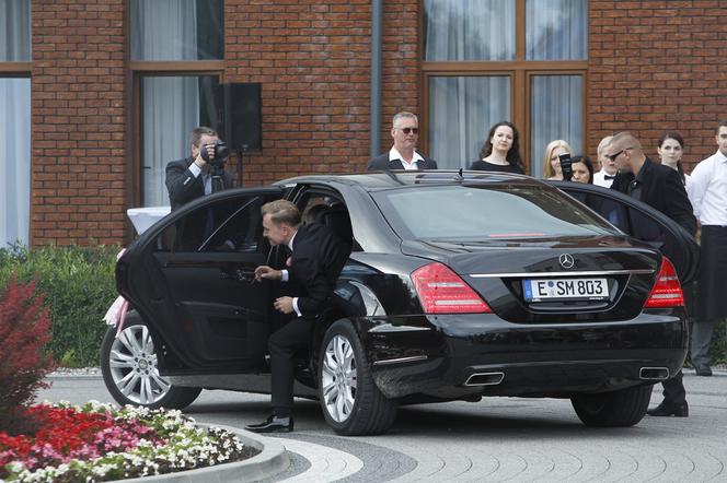 Kuba Wesołowski i Agnieszka Szczurek pojechali do ślubu Mercedesem Klasy S