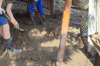 Wychowankowie poprawczaka w Raciborzu pomagają usuwać skutki powodzi. Są chętni do pomocy