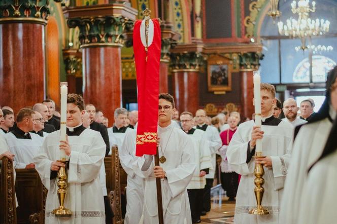 Kanoniczne objęcie diecezji sosnowieckiej przez bp. Artura Ważnego. "Dał się poznać jako odważny"