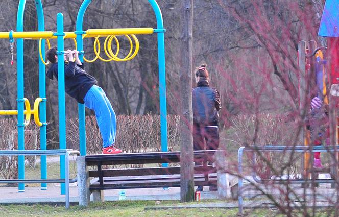 Panna z dzieckiem usidliła Królikowskiego