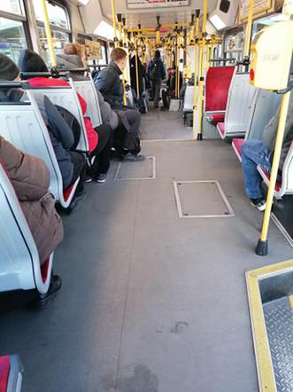 Tłok w autobusach i tramwajach w Warszawie